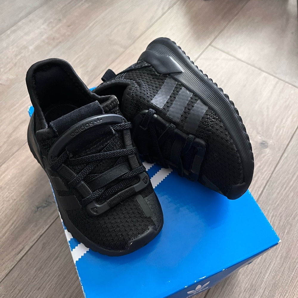 Kids Adidas black